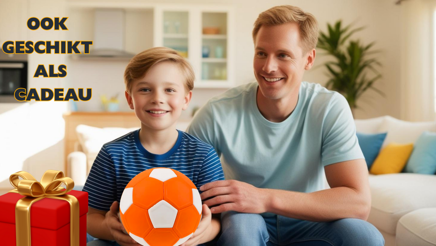 Sfeerfoto van vader en zoon, waar de zoon de bal vast heeft in zijn handen. Met de tekst ´´ ook geschikt als cadeau´´